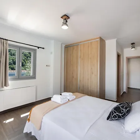 Aspasia's Mansion * Ligia